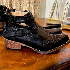 ROPER Womens Willa Embroidery Snip Toe Casual Boots Ankle Low Heel 1-2" - Black